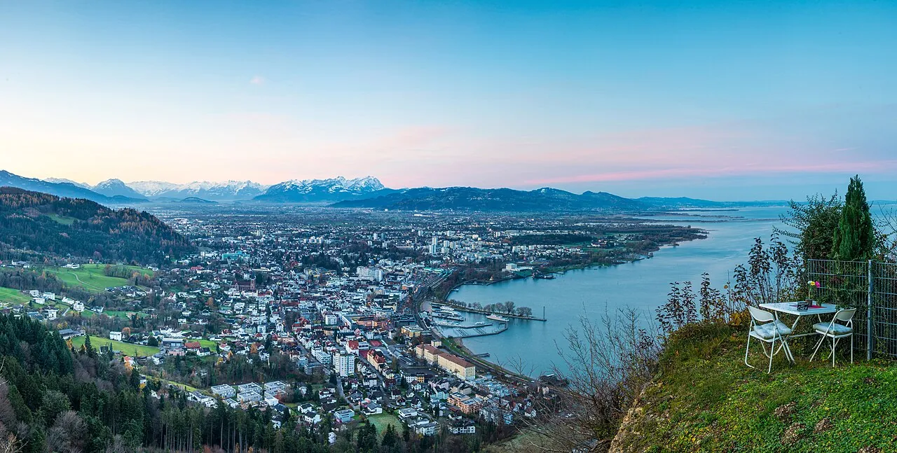 Bregenz und der Bodensee am Morgen