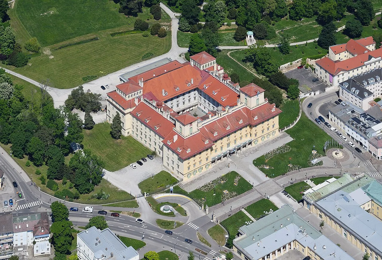 Luftaufnahme von Schloss Esterházy in Eisenstadt