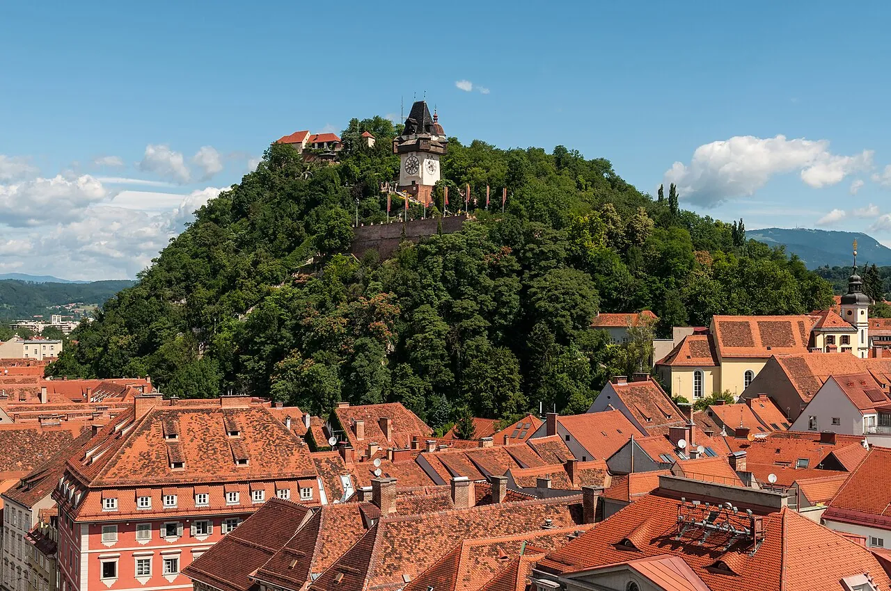 Blick über die Grazer Altstadt zum Schlossberg