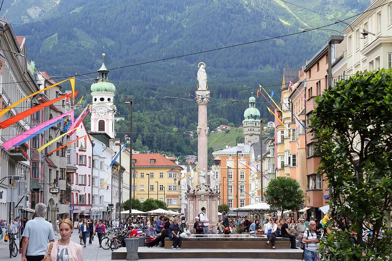 Straße in Innsbruck mit Bergen im Hintergrund